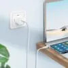 Chargeur USB branché rechargeant un smartphone sur bureau