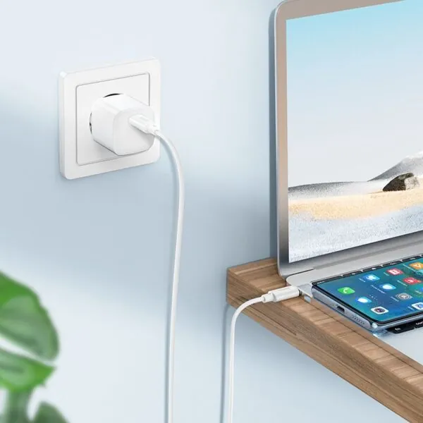 Chargeur USB branché rechargeant un smartphone sur bureau