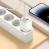 Chargeur Hoco USB branché sur multiprise avec iPhone