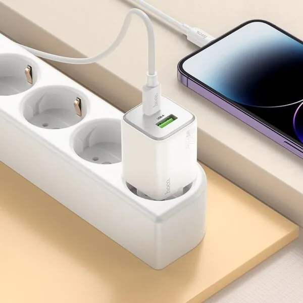 Chargeur Hoco USB branché sur multiprise avec iPhone