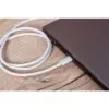 Câble USB-C 100 W branché sur un ordinateur portable