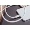 Câble USB-C Forcell 100 W branché sur un smartphone