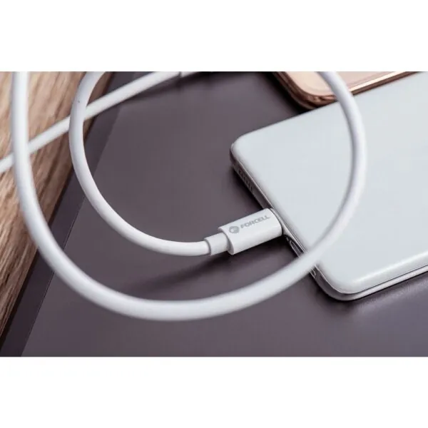 Câble USB-C Forcell 100 W branché sur un smartphone