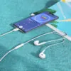 Écouteurs USB-C branchés sur un smartphone Écouteurs USB-C branchés sur un smartphone