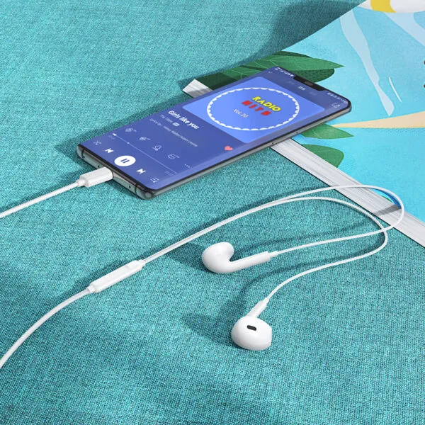 Écouteurs USB-C branchés sur un smartphone Écouteurs USB-C branchés sur un smartphone
