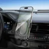Support téléphone voiture gravité sur grille d’aération avec smartphone